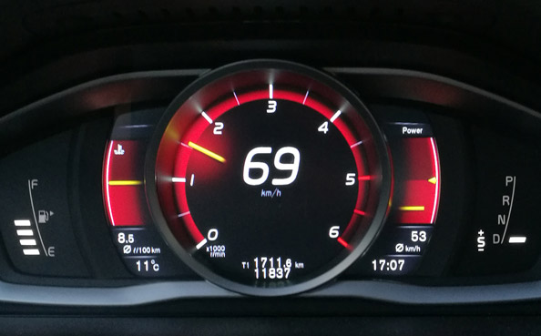 Instrumentpanelen på en Volvo XC60 visar momentanhastigheten 69 km/h och nere till höger medelhastigheten 53 km/h.